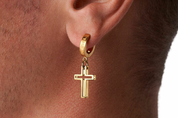 Comment porter des boucles d’oreilles croix pour homme